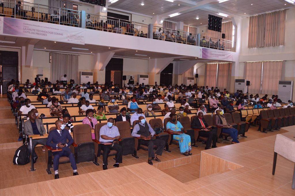 Rencontre académique dans un amphithéâtre de l’Université Mapon