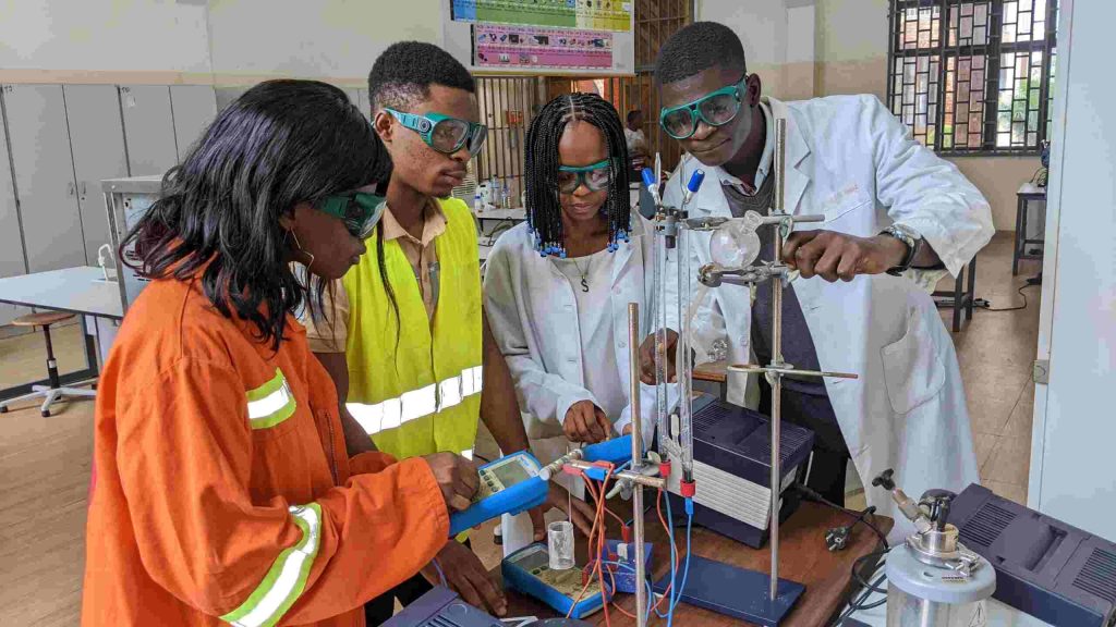 Travaux pratiques en électronique à l’Université Mapon